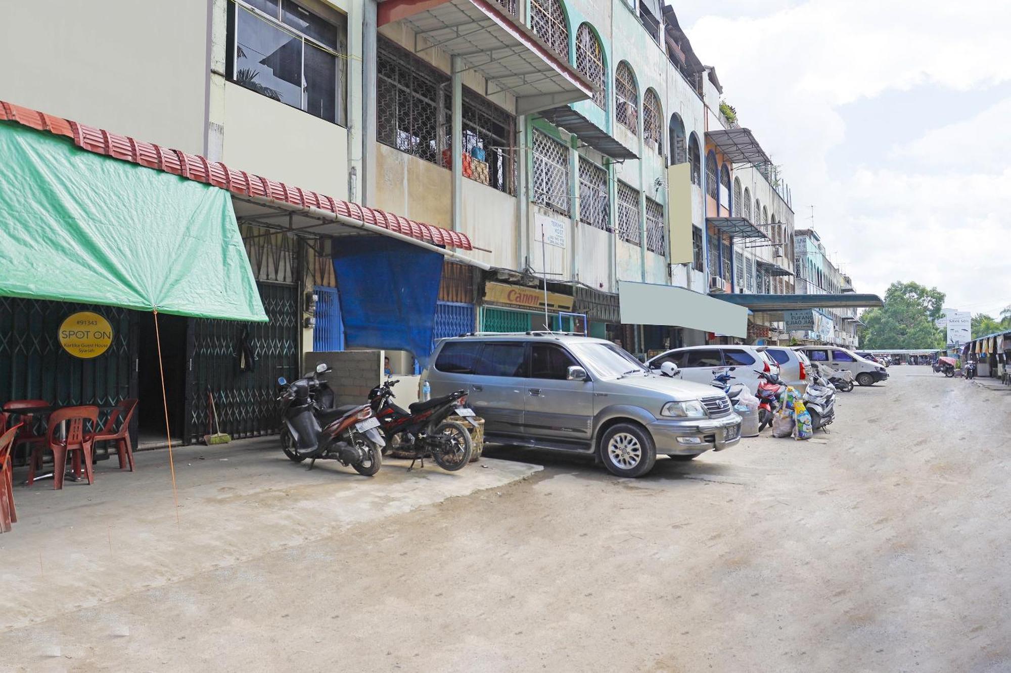 SPOT ON 91343 Kartika Guest House Syariah Jodoh  Bagian luar foto
