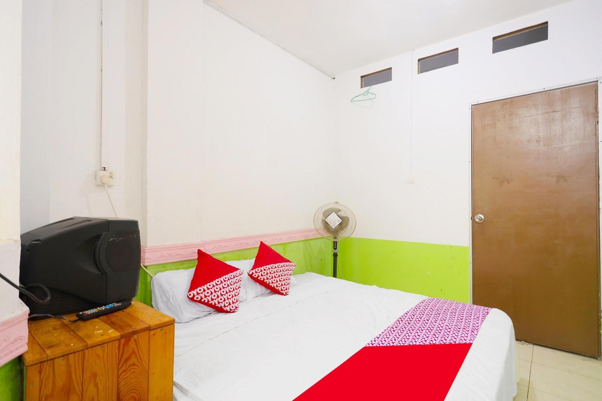 SPOT ON 91343 Kartika Guest House Syariah Jodoh  Bagian luar foto