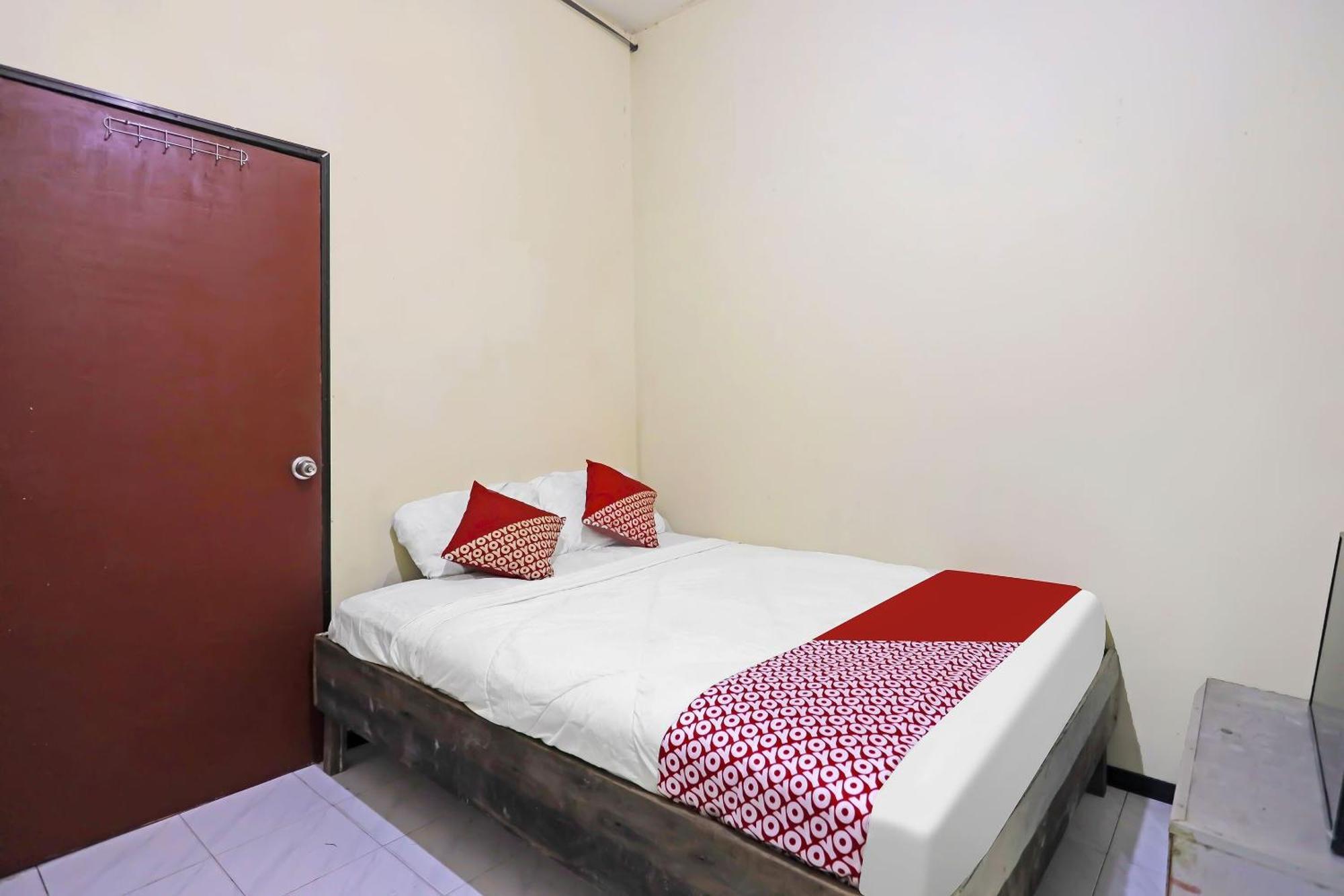 SPOT ON 91343 Kartika Guest House Syariah Jodoh  Bagian luar foto