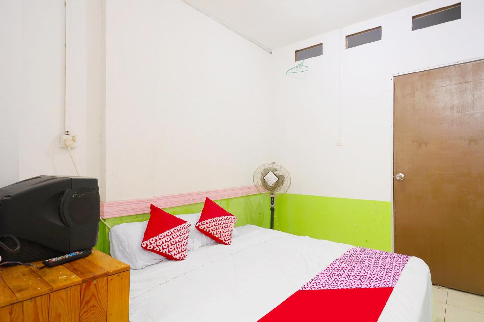 SPOT ON 91343 Kartika Guest House Syariah Jodoh  Bagian luar foto
