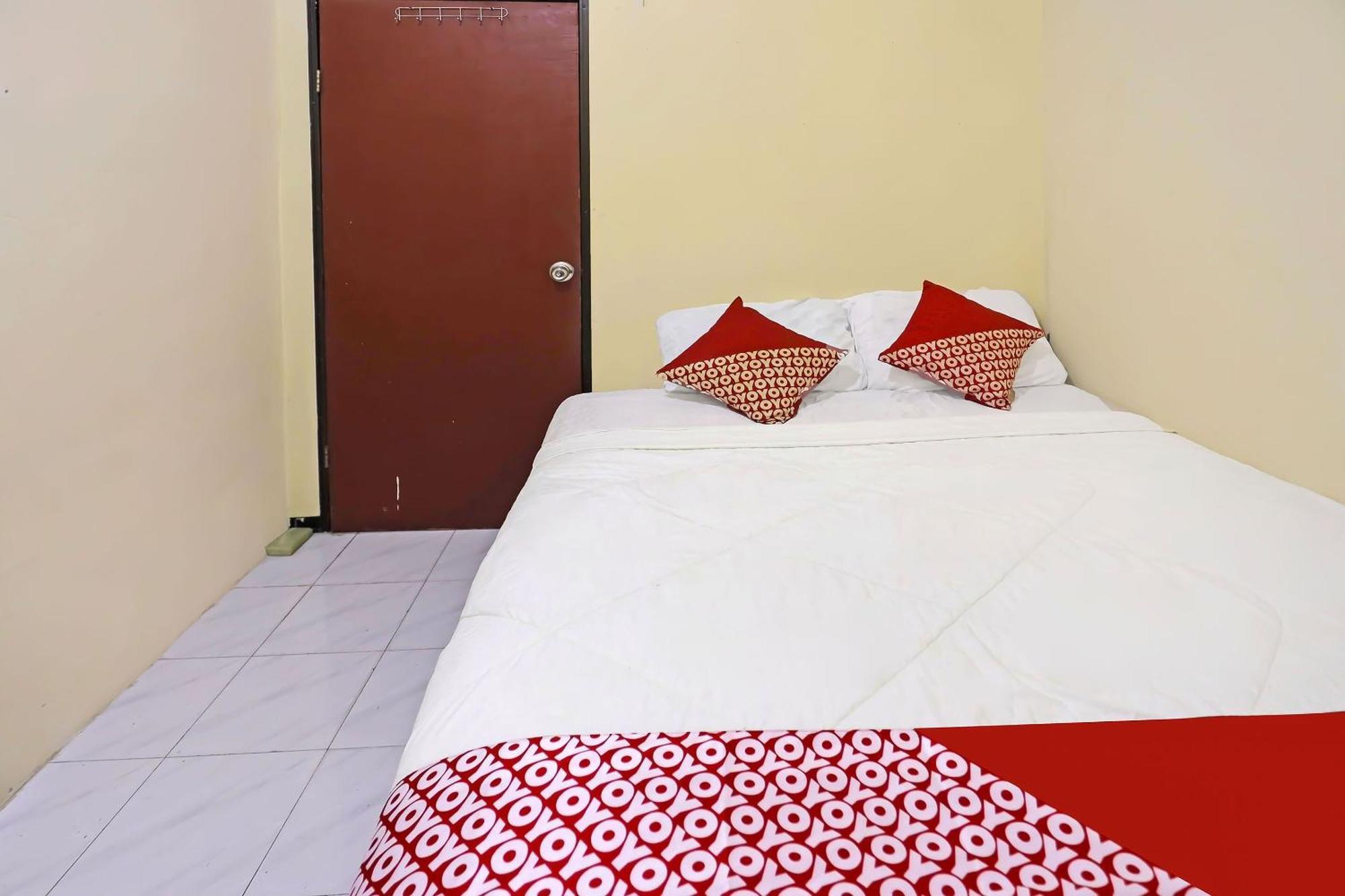 SPOT ON 91343 Kartika Guest House Syariah Jodoh  Bagian luar foto