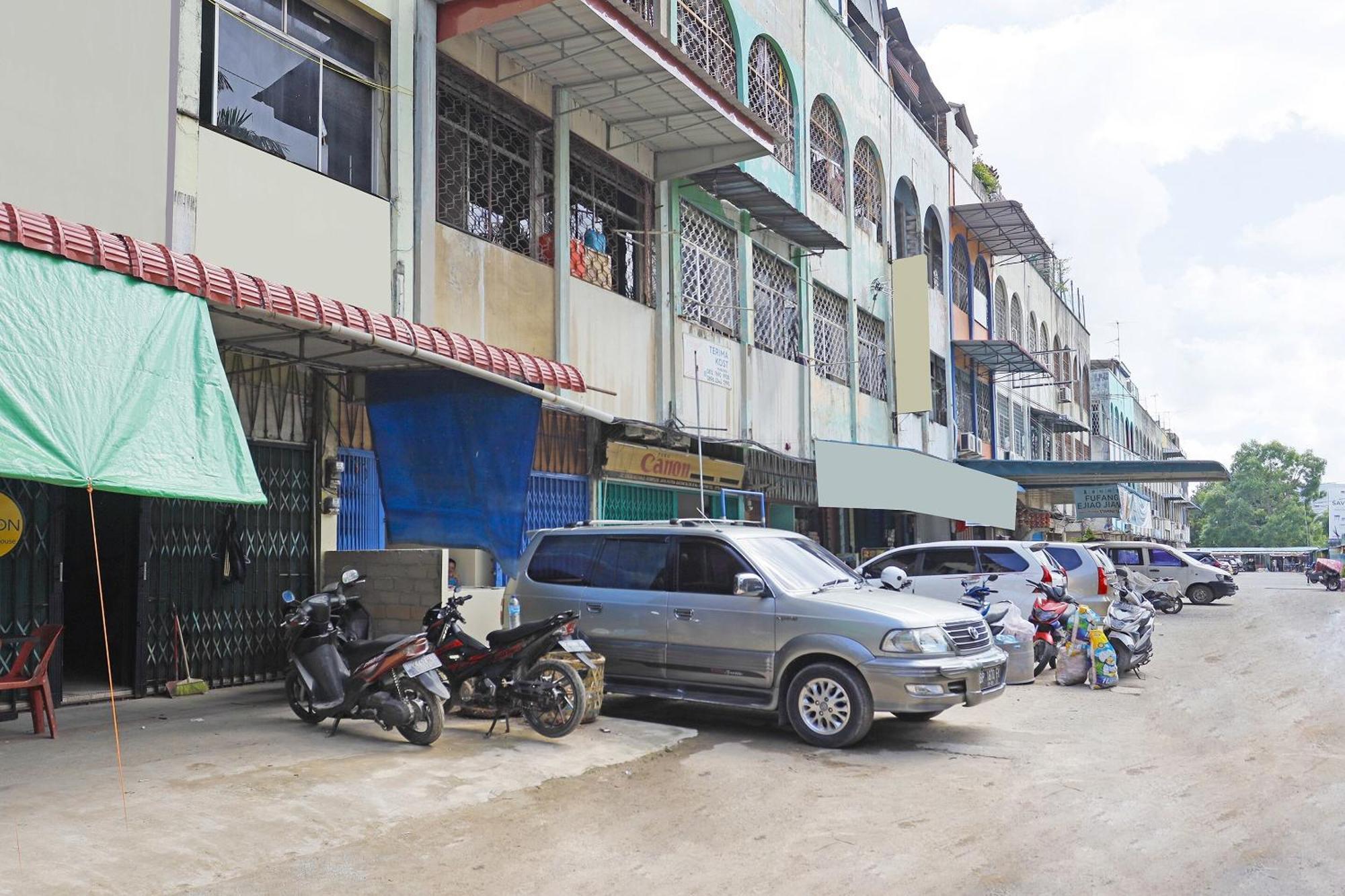 SPOT ON 91343 Kartika Guest House Syariah Jodoh  Bagian luar foto