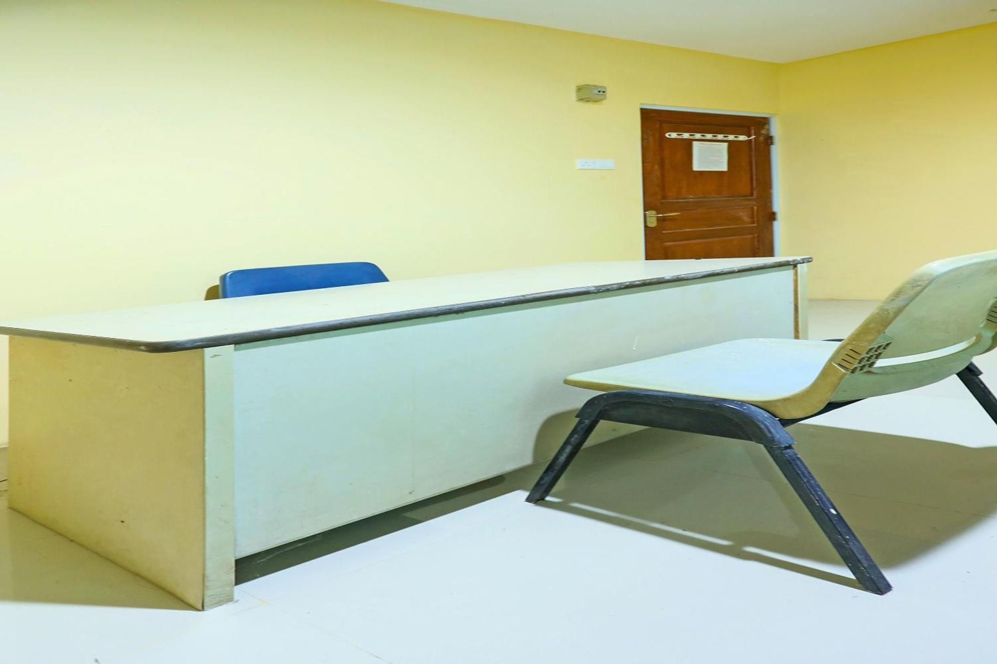 SPOT ON 91343 Kartika Guest House Syariah Jodoh  Bagian luar foto