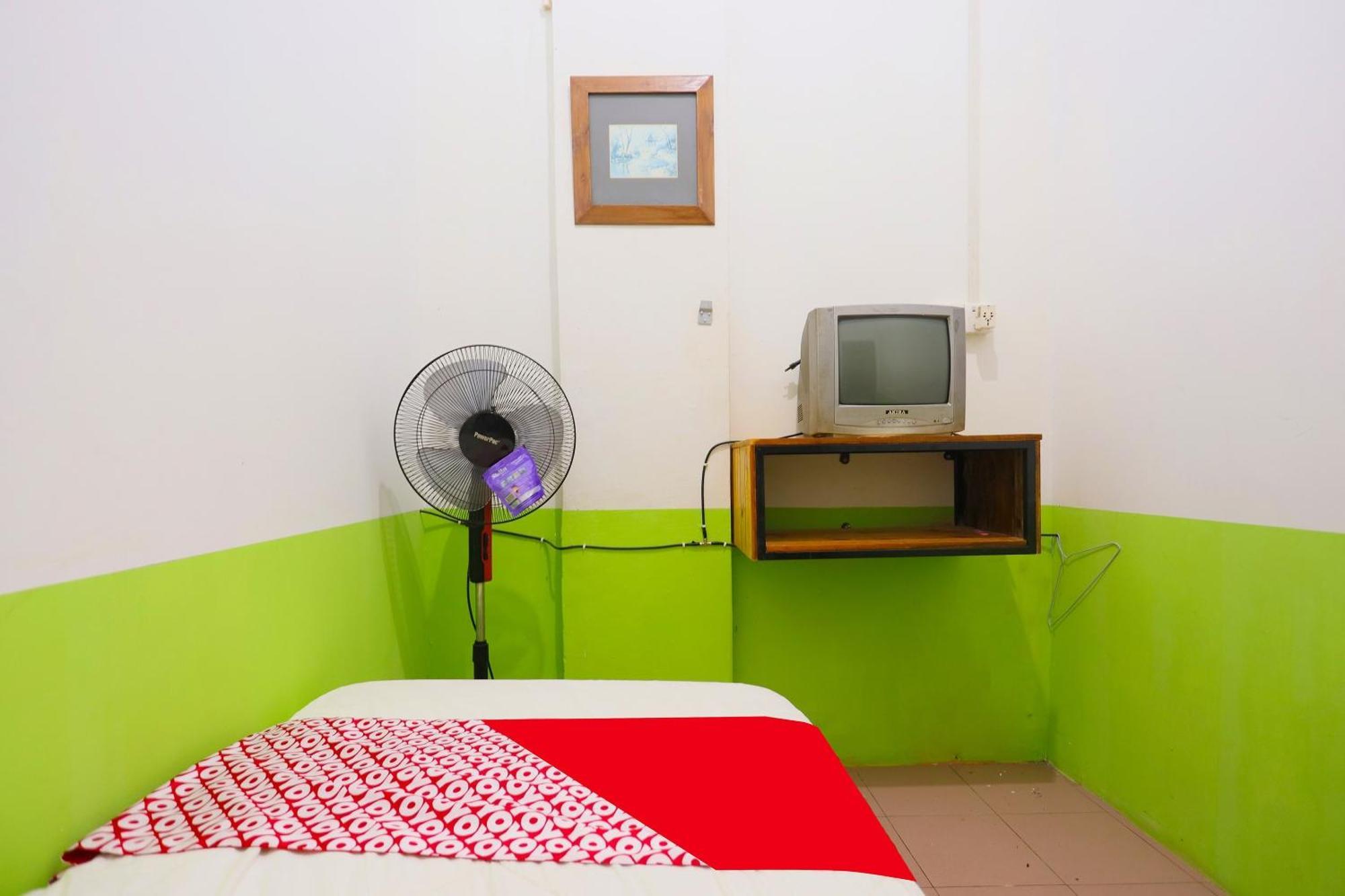 SPOT ON 91343 Kartika Guest House Syariah Jodoh  Bagian luar foto