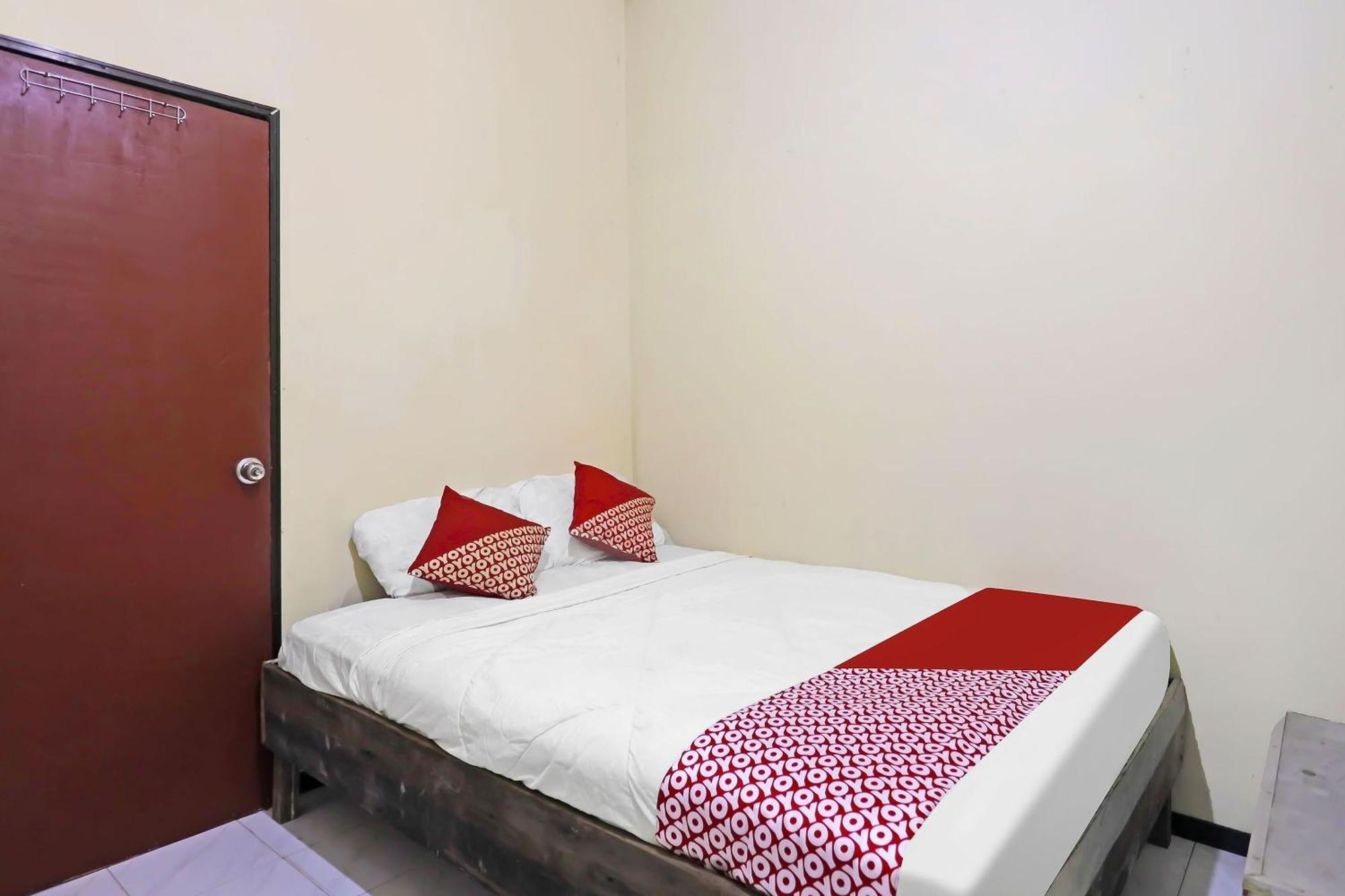 SPOT ON 91343 Kartika Guest House Syariah Jodoh  Bagian luar foto